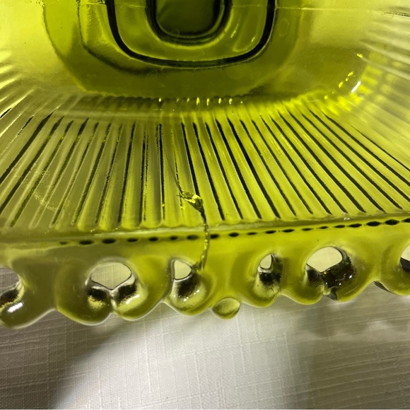 Vintage Indiana Glass Olive Green Rectangular Pedestal Lace Candy Dish w Lid. - Picture 7 of 7
